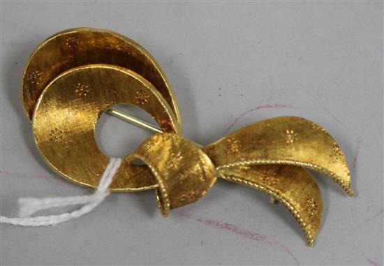 An 18ct gold bow brooch, 57mm.